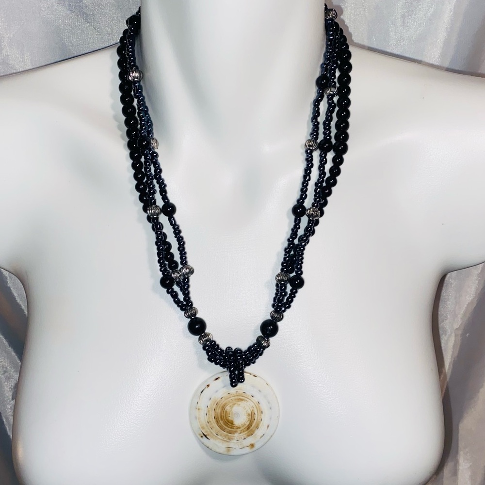 Chic Black and Gold Pendant Necklace